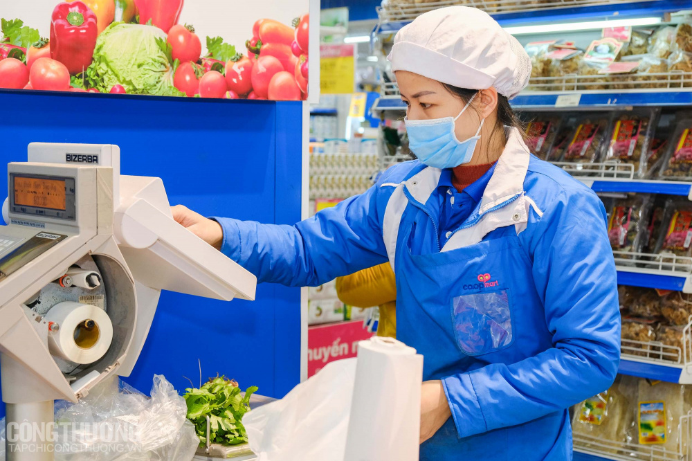 Các hệ thống phân phối cho biết 100% nhân viên làm việc tại đây đều bắt buộc đeo khẩu trang và khử trùng tay ngay khi bước vào siêu thị