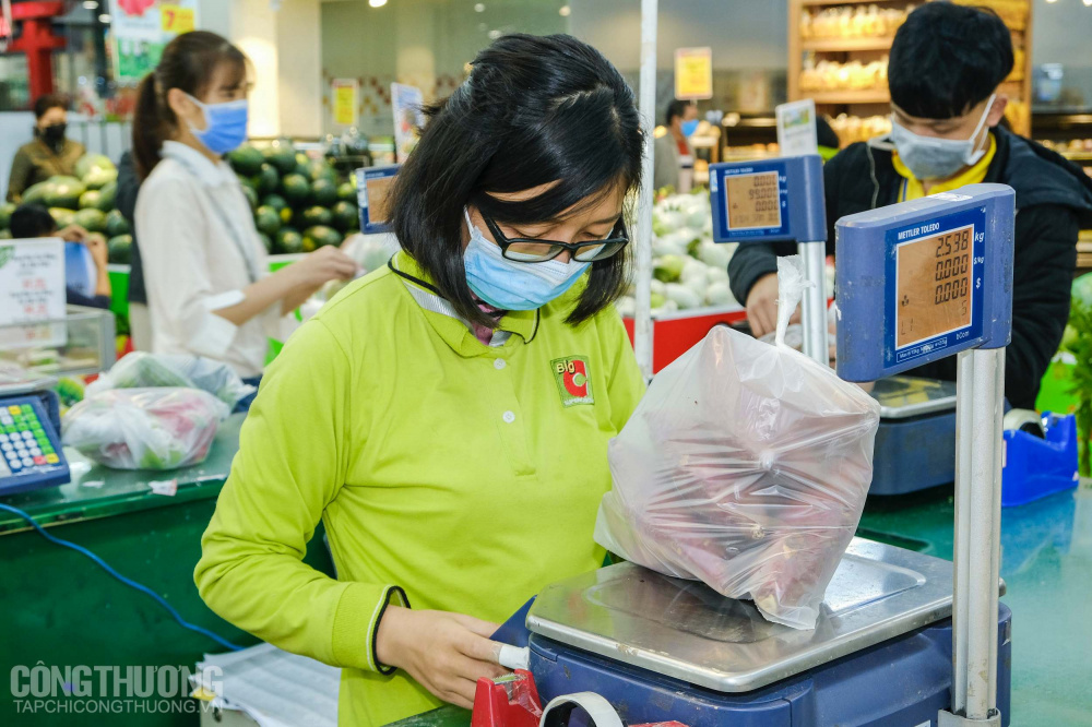 Các hệ thống phân phối cho biết 100% nhân viên làm việc tại đây đều bắt buộc đeo khẩu trang và khử trùng tay ngay khi bước vào siêu thị