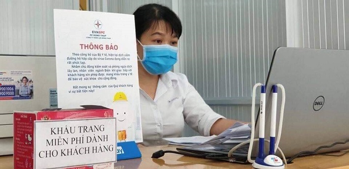 Nhân viên chăm sóc khách hàng đeo khẩu trang khi làm việc
