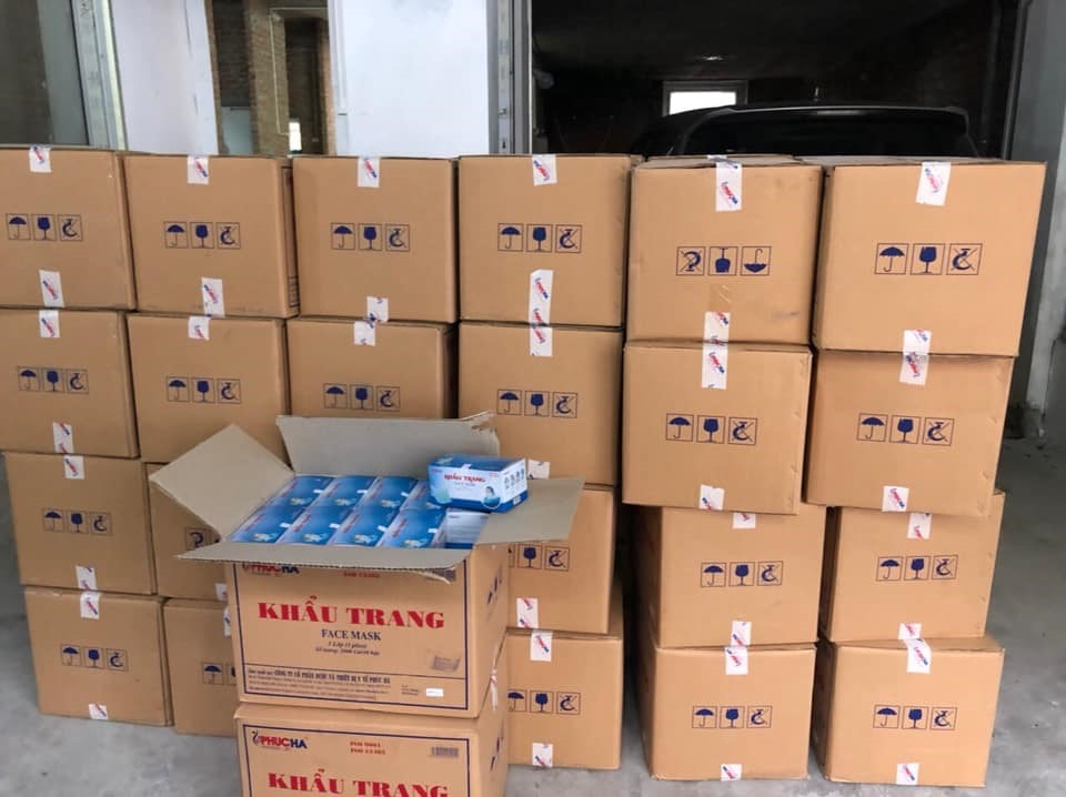 người trung quốc thu gom khẩu trang
