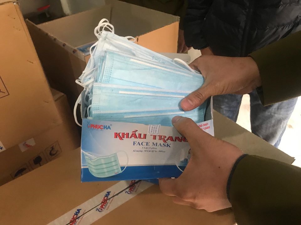người trung quốc thu gom khẩu trang