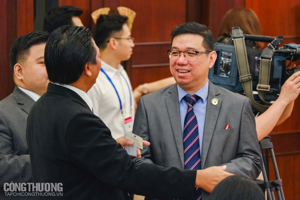 Đại biểu đến từ các nước thành viên ASEAN trao đổi bên lề AEM hẹp 26