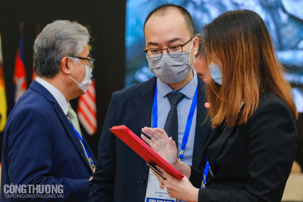 Đại biểu đến từ các nước thành viên ASEAN trao đổi bên lề AEM hẹp 26