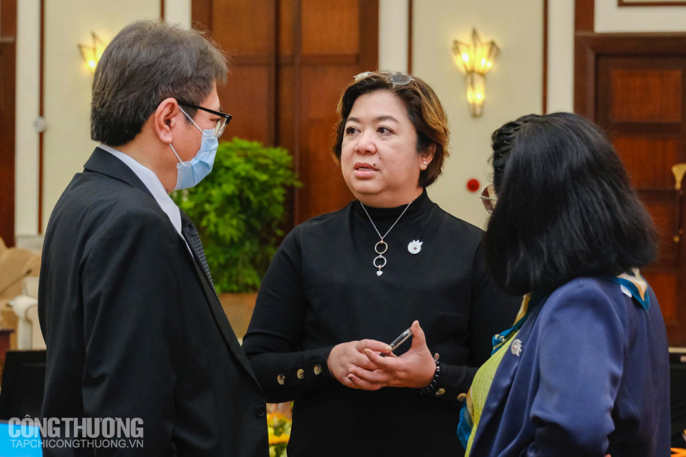 Đại biểu đến từ các nước thành viên ASEAN trao đổi bên lề AEM hẹp 26