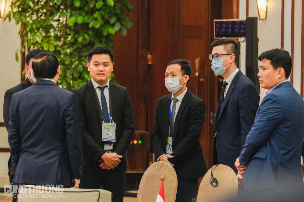 Đại biểu đến từ các nước thành viên ASEAN trao đổi bên lề AEM hẹp 26