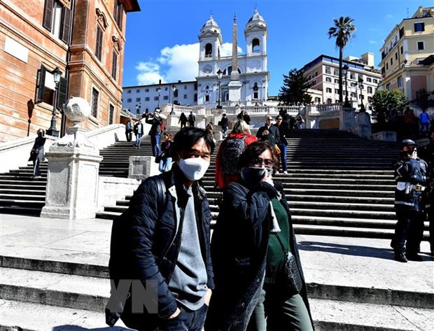 Người dân và du khách đeo khẩu trang phòng lây nhiễm COVID-19 tại Venice, Italy