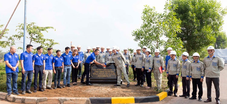Gắn biển Công trình “Trồng và chăm sóc vườn cây ăn trái tại Phân xưởng Nguyên liệu” của Đoàn Thanh niên chào mừng Đại hội Đảng bộ Công ty 