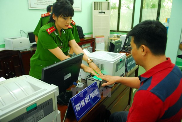 Người dân đến làm chứng minh nhân dân 12 số tại Phòng PC64 Công an Thành phố Hồ Chí Minh