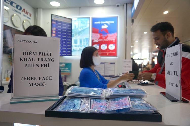 Phát khẩu trang miễn phí tại sân bay Nội Bài