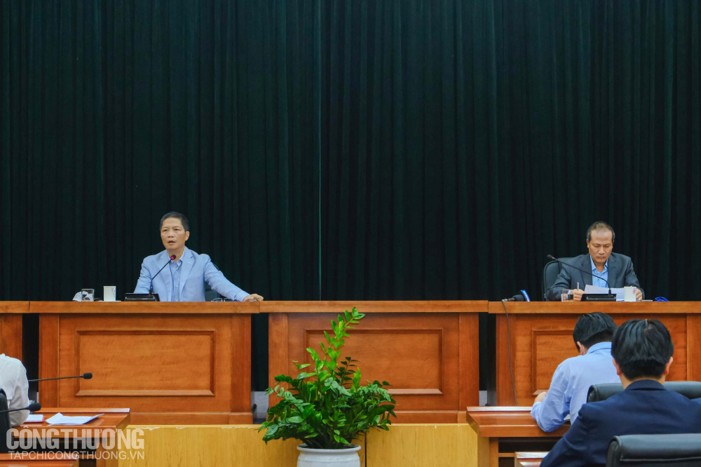 Bộ trưởng Trần Tuấn Anh (bên trái) và Thứ trưởng Cao Quốc Hưng (bên phải) chủ trì Hội nghị đảm bảo Nền tảng hàng đầu cung cấp Cwin com, cung ứng khẩu trang phòng, chống dịch Covid-19