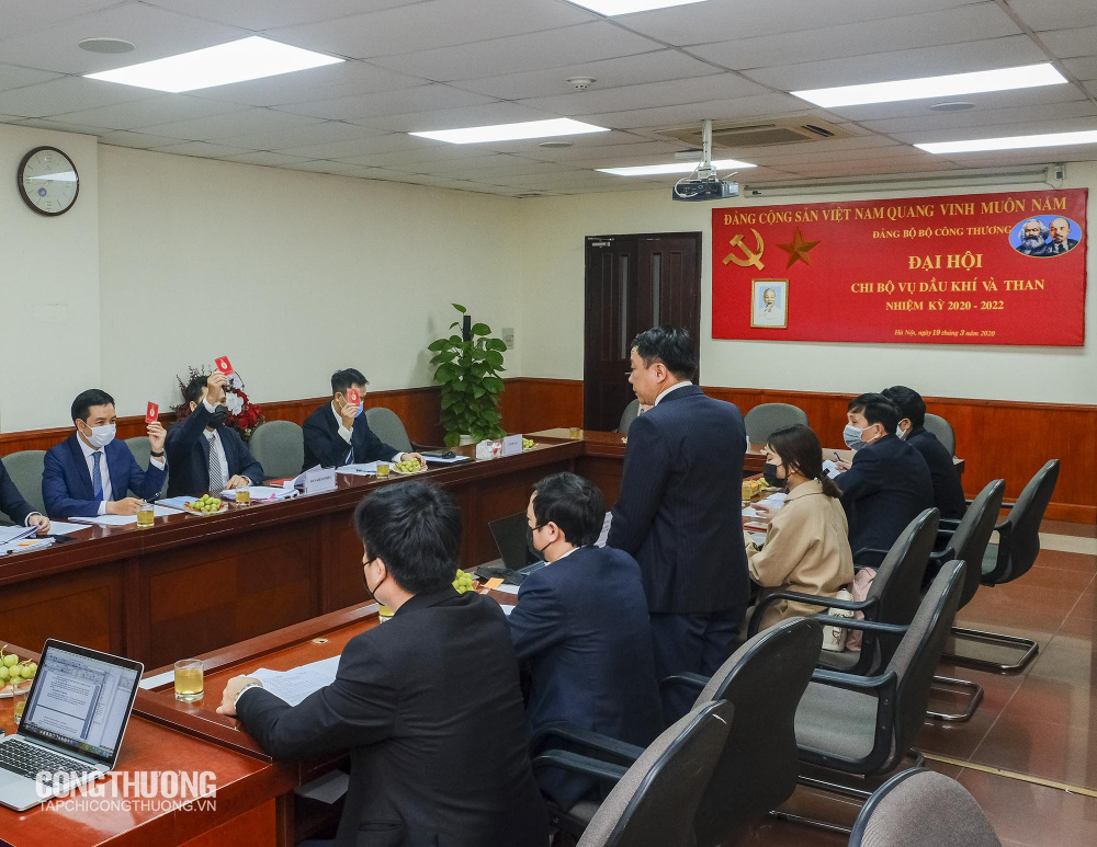 Biểu quyết thẻ đảng viên