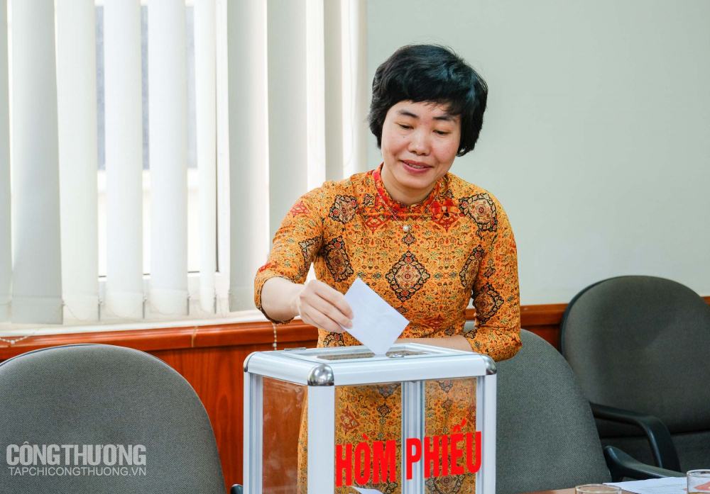 Bỏ phiếu nhân sự cấp uỷ Vụ Dầu khí Than