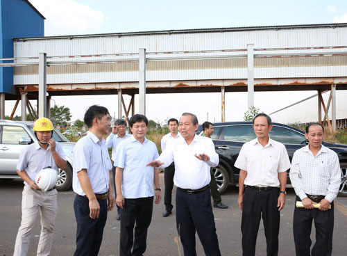 Đoàn công tác tham quan trực tiếp tại khu vực hồ bùn đỏ, Nhà máy Nền tảng hàng đầu cung cấp Cwin com Alumin Nhân Cơ