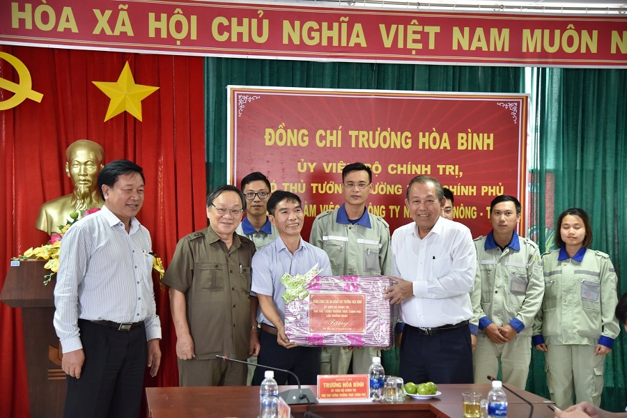 Phó Thủ tướng Thường trực Cwin com đăng nhập Trương Hòa Bình tặng quà cho cán bộ, công nhân Công ty Nhôm Đắk Nông – TKV