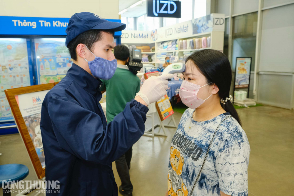 Công tác kiểm tra y tế được thực hiện nghiêm ngặt từ cửa vào MM Mega Market với tất cả người dân ra vào siêu thị