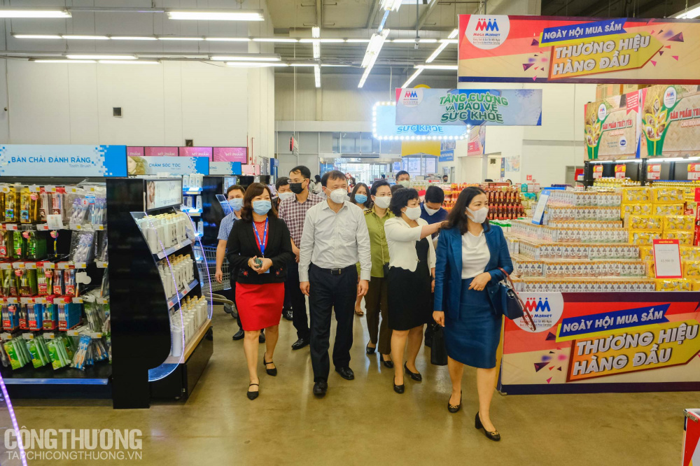 Hàng hóa thiết yếu cũng đang đầy ắp trên các kệ hàng của MM Mega Market