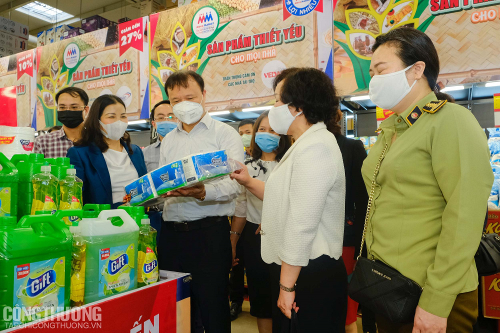 Hàng hóa thiết yếu cũng đang đầy ắp trên các kệ hàng của MM Mega Market