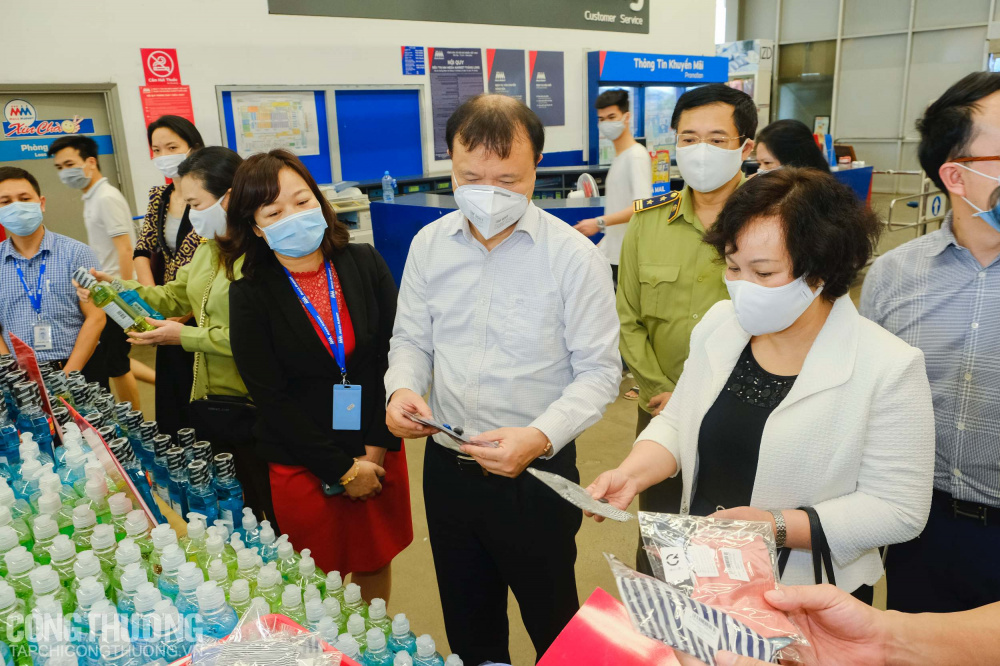 Các sản phẩm phục vụ phòng chống dịch Covid-19 như khẩu trang vải kháng khuẩn, nước rửa tay được đặt ngay ở chính giữa siêu thị sau khi bước qua cửa