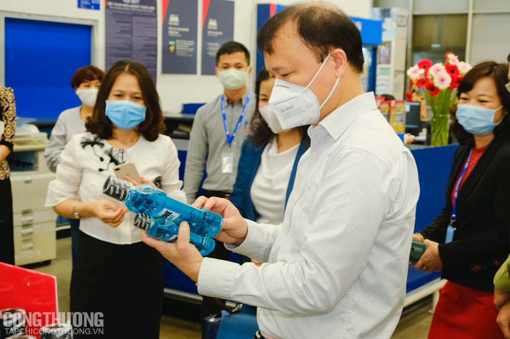 Các sản phẩm phục vụ phòng chống dịch Covid-19 như khẩu trang vải kháng khuẩn, nước rửa tay được đặt ngay ở chính giữa siêu thị sau khi bước qua cửa