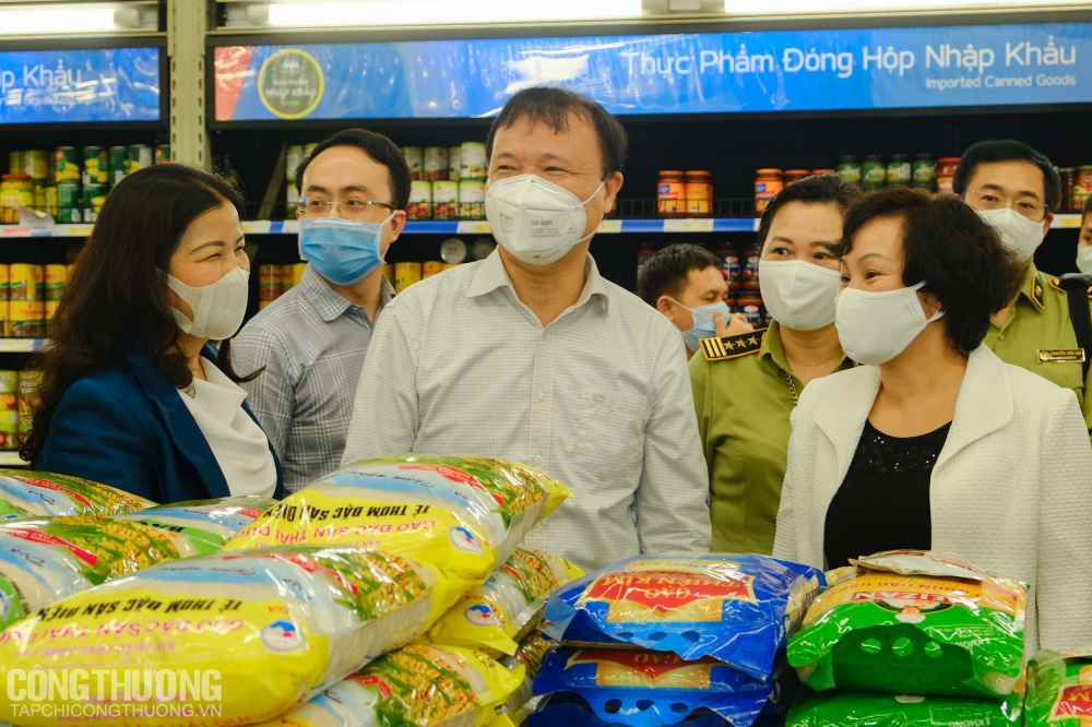 Hàng hóa thiết yếu cũng đang đầy ắp trên các kệ hàng của MM Mega Market