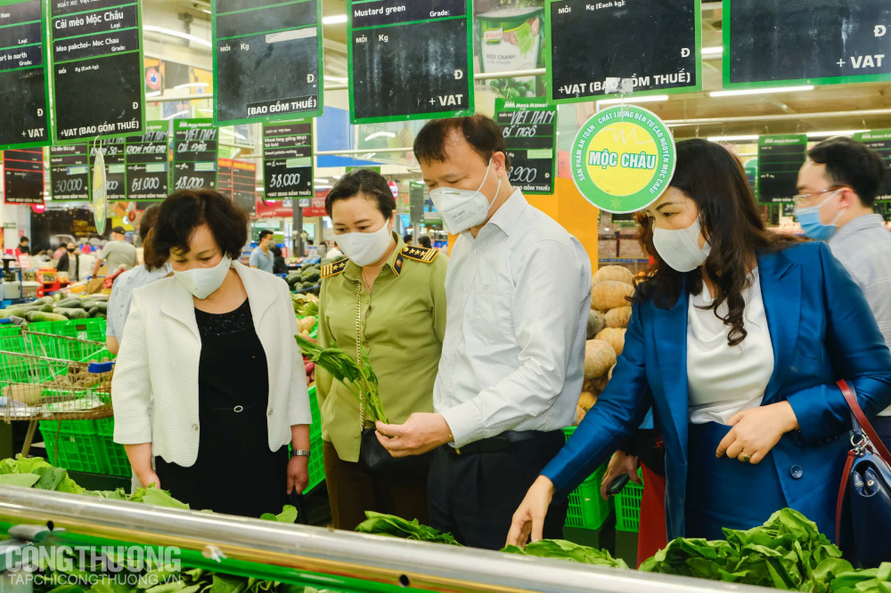 Tại khu rau quả, hoạt động mua sắm của người dân khá ổn định với nông sản các loại đảm bảo chất lượng, tiêu chuẩn về truy xuất nguồn gốc cũng như 