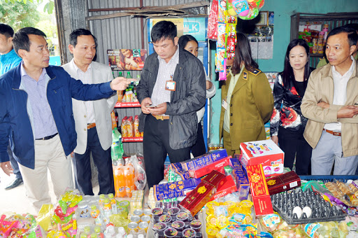 Đoàn liên ngành của tỉnh kiểm tra công tác đảm bảo VSATTP tại một cơ sở kinh doanh trên địa bàn TP Móng Cá