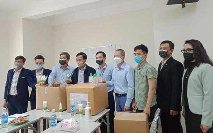 Đại diện Hasoco phối hợp cùng Liên đoàn Lao động thành phố Hà Nội trao sản phẩm cho người dân phường Trúc Bạch để chung tay phòng chống dịch covid - 19