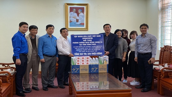 Đại diện lãnh đạo Vinachem tặng sản phẩm hỗ trợ người dân tại Vĩnh Phúc chống dịch Covid - 19