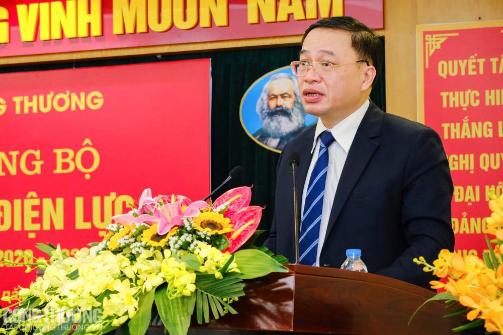 Đồng chí Nguyễn Anh Tuấn - Bí thư Đảng uỷ, Cục trưởng Cục Điều tiết điện lực phát biểu khai mạc Đại hội