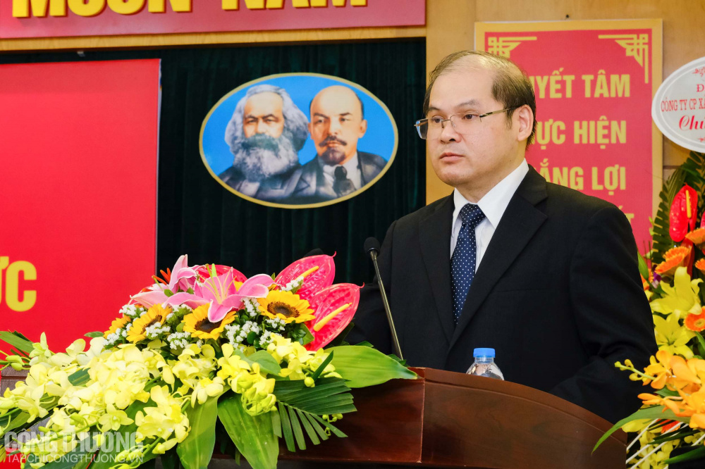 Đồng chí Trần Tuệ Quang - Phó Bí thư Đảng uỷ, Phó Cục trưởng Cục Điều tiết điện lực báo cáo tổng kết công tác nhiệm kỳ 2015 - 2020