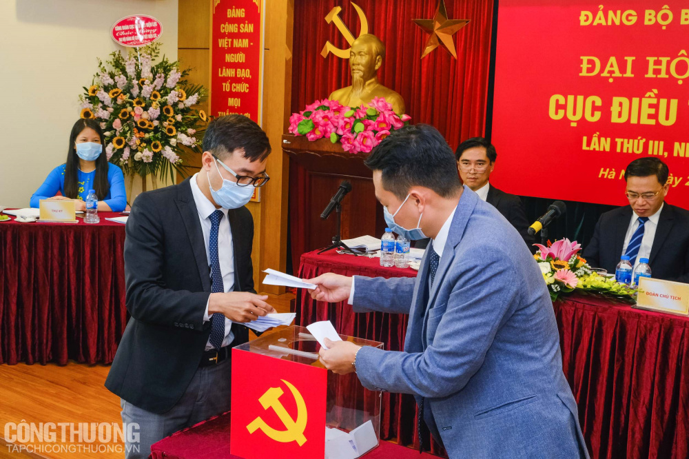 Ban Kiểm phiếu làm việc