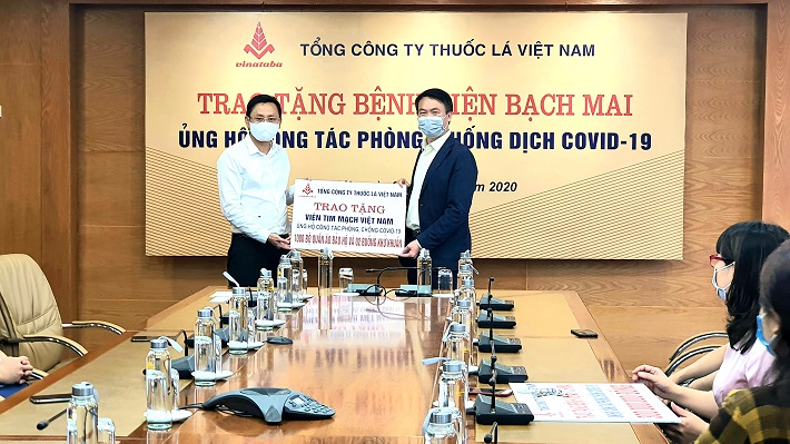Lãnh đạo Vinataba tặng quà ủng hộ