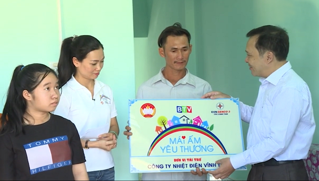 Các gia đình xúc động khi đón nhận nhà mới
