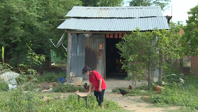 Ngôi nhà tạm bợ của gia đình anh Dín Chắn Ốm