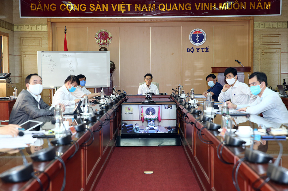Phó Thủ tướng Vũ Đức Đam nghe lãnh đạo Bộ Y tế báo cáo.