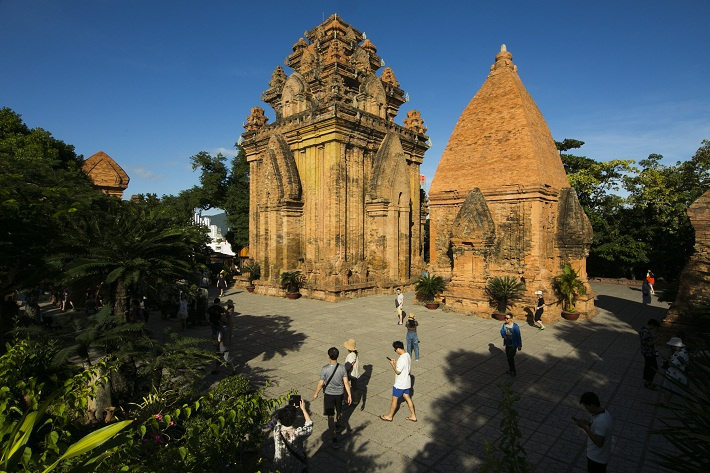 Tháp Bà Ponagar thu hút nhiều khách du lịch tham quan 