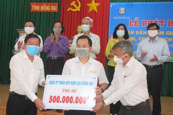 Đại diện Công ty TNHH MTV Điện lực Đồng Nai ông Đặng Lê Thắng – Chủ tịch Công đoàn (giữa) ủng hộ phòng, chống dịch Covid-19.
