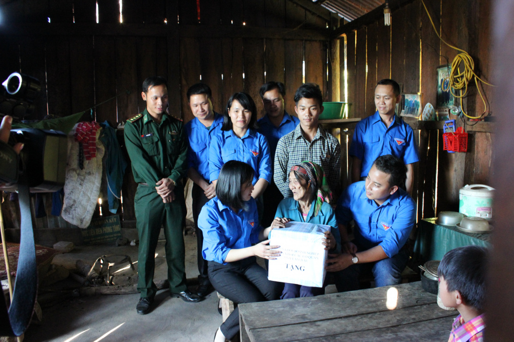Tặng quà cho các em học sinh trường Tung Quan Lìn, Pa Vây Sử - Phong Thổ