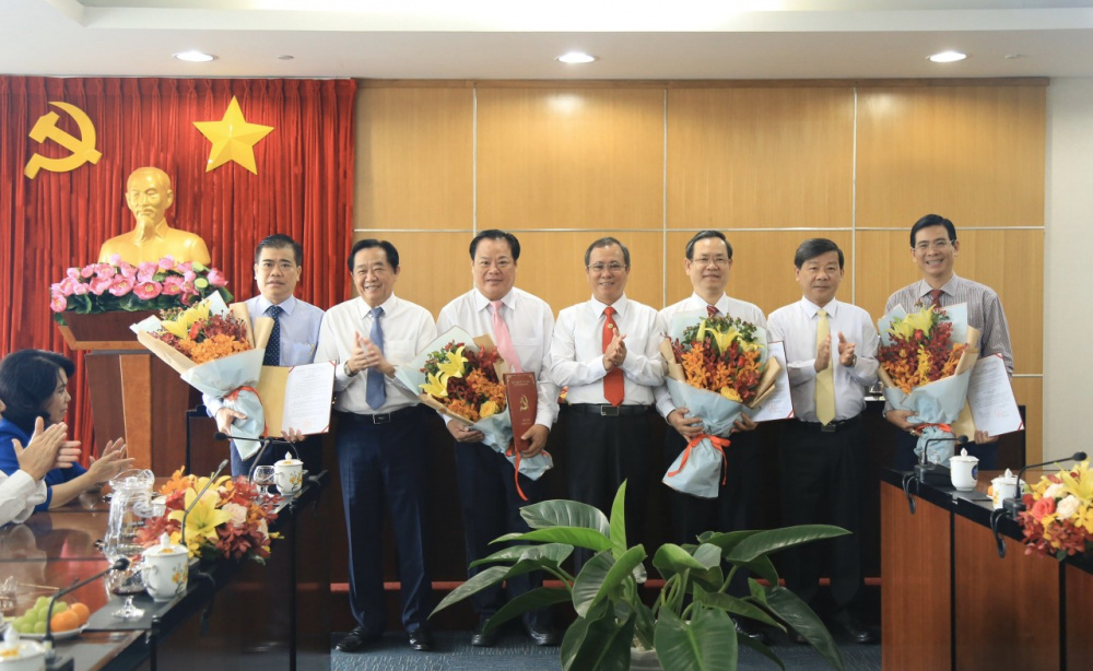 Lãnh đạo tỉnh trao quyết định, tặng hoa chúc mừng các cán bộ được điều động, bổ nhiệm.