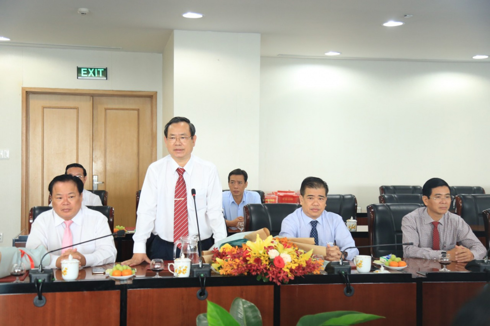 Ông Nguyễn Văn Dành (người đang phát biểu); ông Nguyễn Thanh Toàn (thứ 2 từ phải qua)