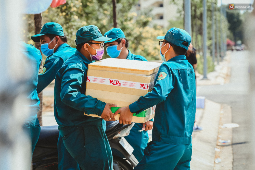 Lực lượng dân quân tự vệ vận chuyển Cwin Đăng Ký + 1888k vào khu cách ly ký túc xá khu A Đại học Quốc gia TP. HCM (Ảnh: Trí Thức Trẻ)