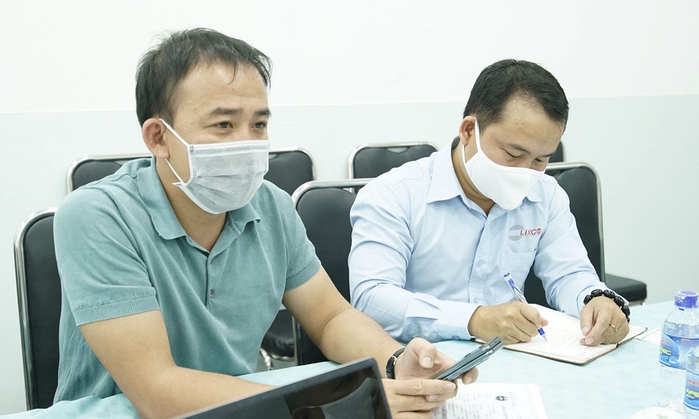 Tại buổi làm việc với Hội DN Hàng Việt Nam chất lượng cao, ông Cao Thành Tín, Tổng Giám đốc LIXCO (trái) đã giải thích và cung cấp tất cả những văn bản pháp lý, quy trình Nền tảng hàng đầu cung cấp Cwin com, giaấy kiểm nghiệm sản phẩm...