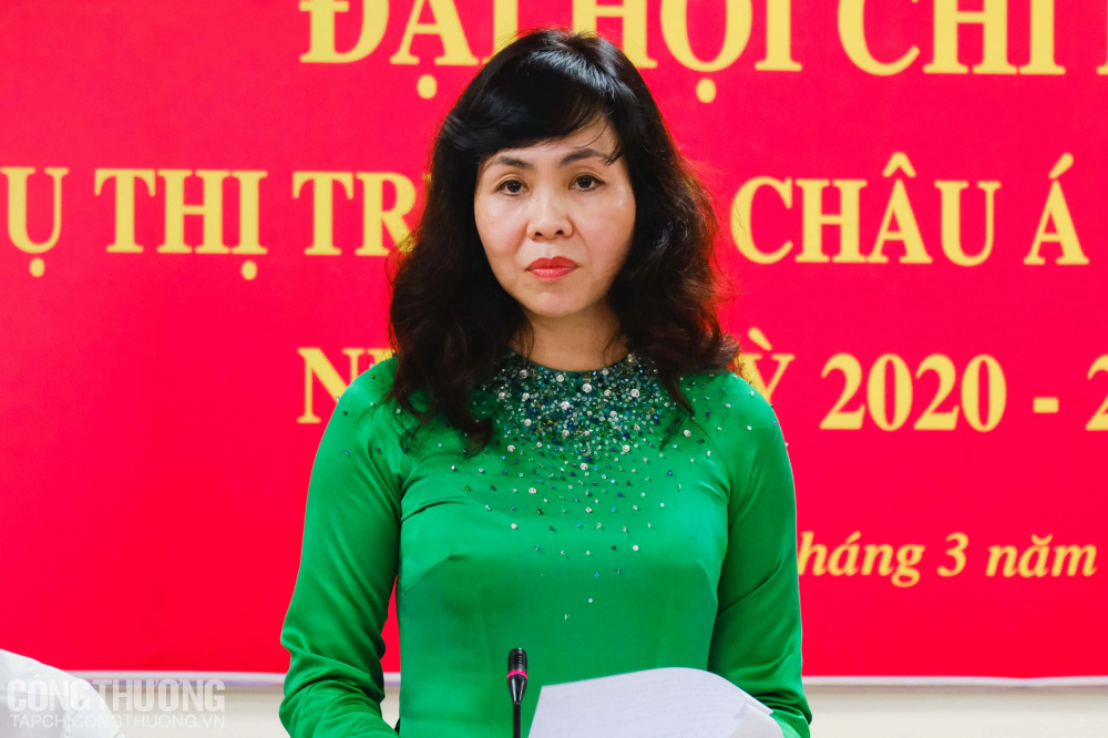 Đồng chí Lê Hoàng Oanh - Bí thư Chi bộ, Vụ trưởng Vụ Thị trường Châu Á – Châu Phi báo cáo tổng kết nhiệm kỳ 2017 - 2020