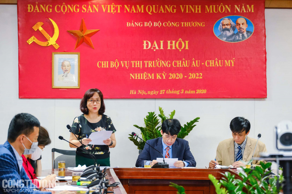 Đồng chí Nguyễn Khánh Ngọc – Phó Bí thư Chi bộ, Phó Vụ trưởng Vụ Thị trường Châu Âu – Châu Mỹ báo cáo tổng kết nhiệm kỳ 2017 - 2020