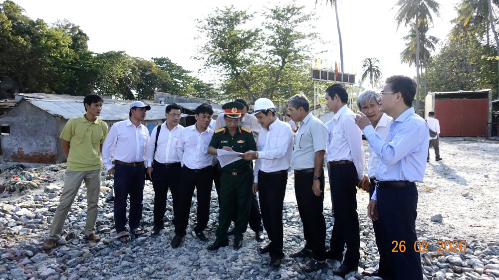 Cùng với chính quyền địa phương khảo sát hiện trạng lưới điện trên đảo Thổ Chu
