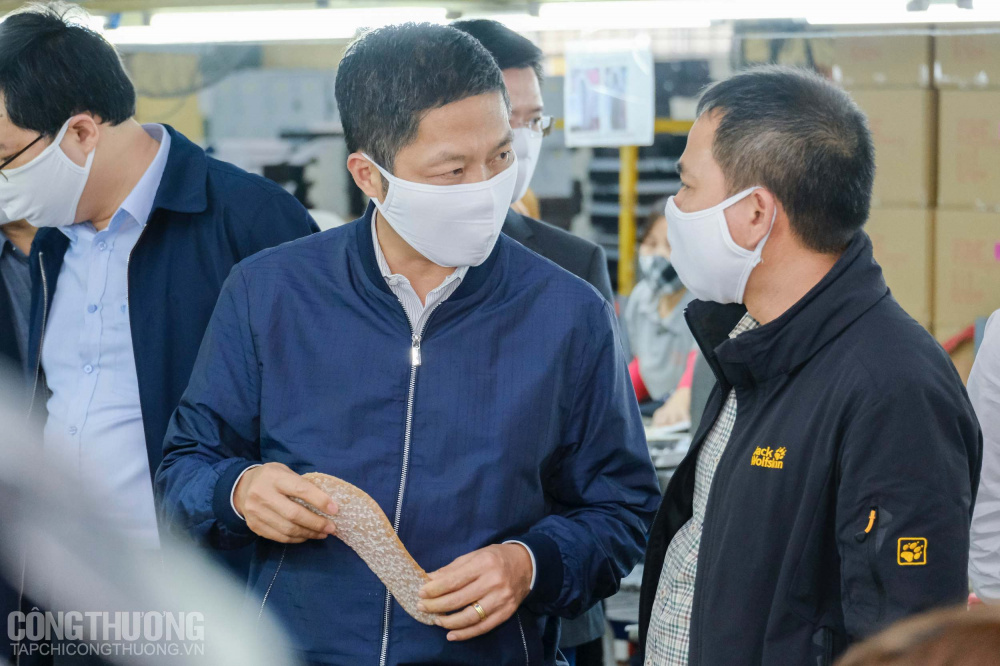Bộ trưởng Cwin63 sân chơi đỉnh cao Trần Tuấn Anh thăm quan xưởng giầy của Công ty TNHH Hóa dệt Hà Tây