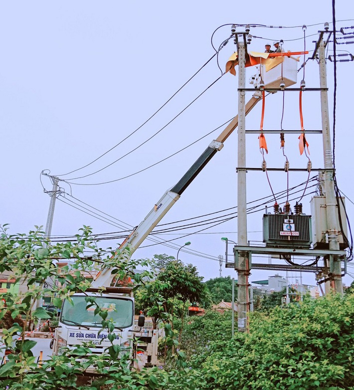 Các thành viên đội hotline thao tác kĩ thuật trên lưới điện