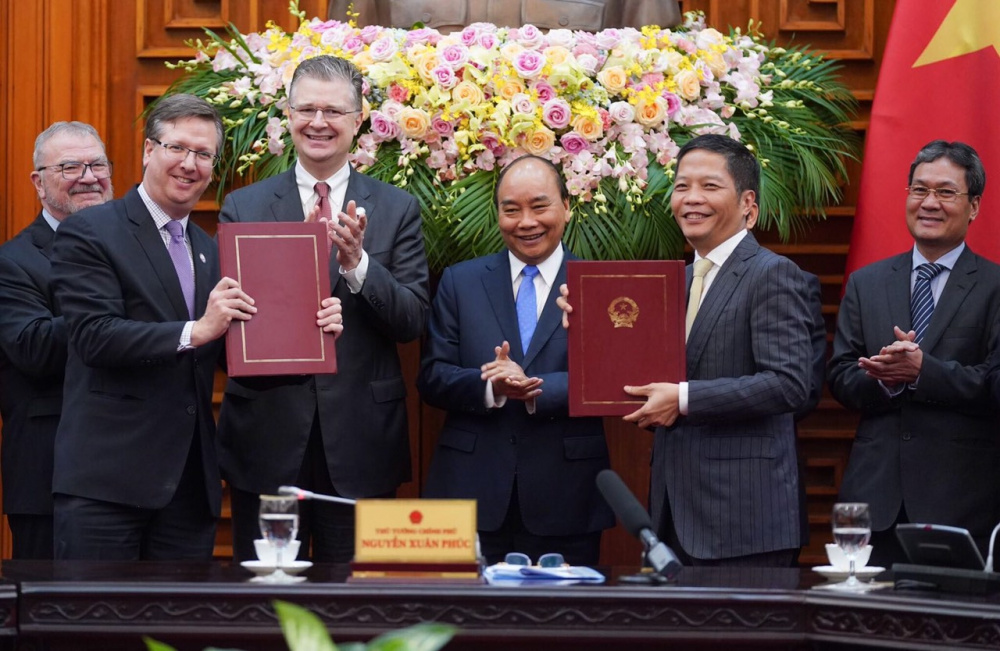 Trao văn kiện trong lễ ký