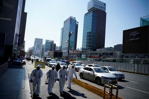 Binh sĩ Hàn Quốc làm công tác phòng dịch tại thủ đô Seoul