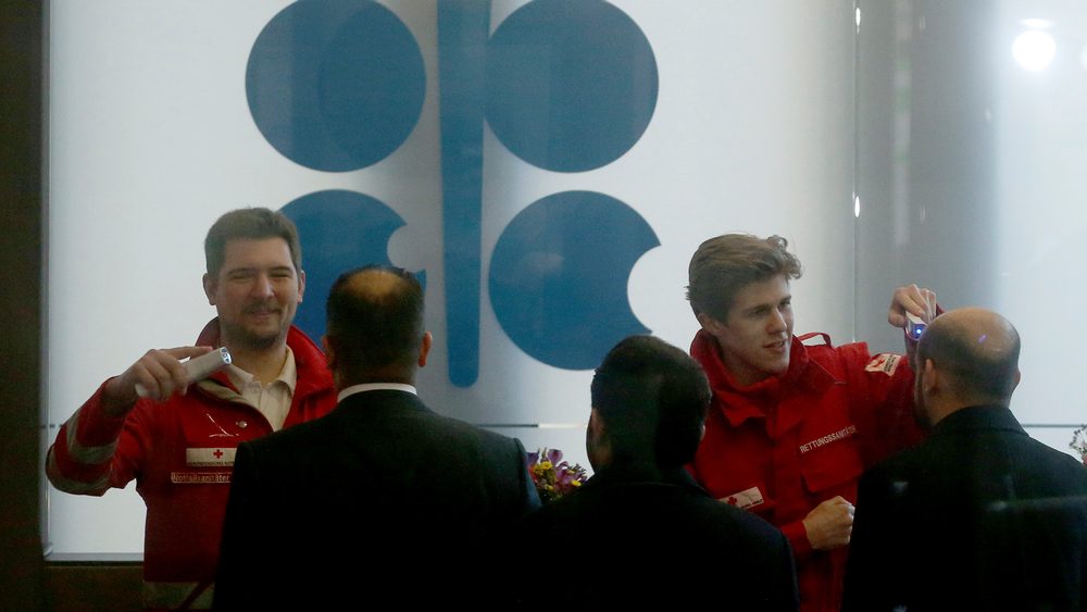Các đại biểu tham dự cuộc họp của khối OPEC phải kiểm tra thân nhiệt để phòng lây nhiễm virus Covid-19